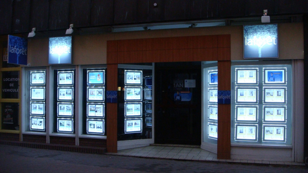 porte-affiche-led-agence immobilier-paris