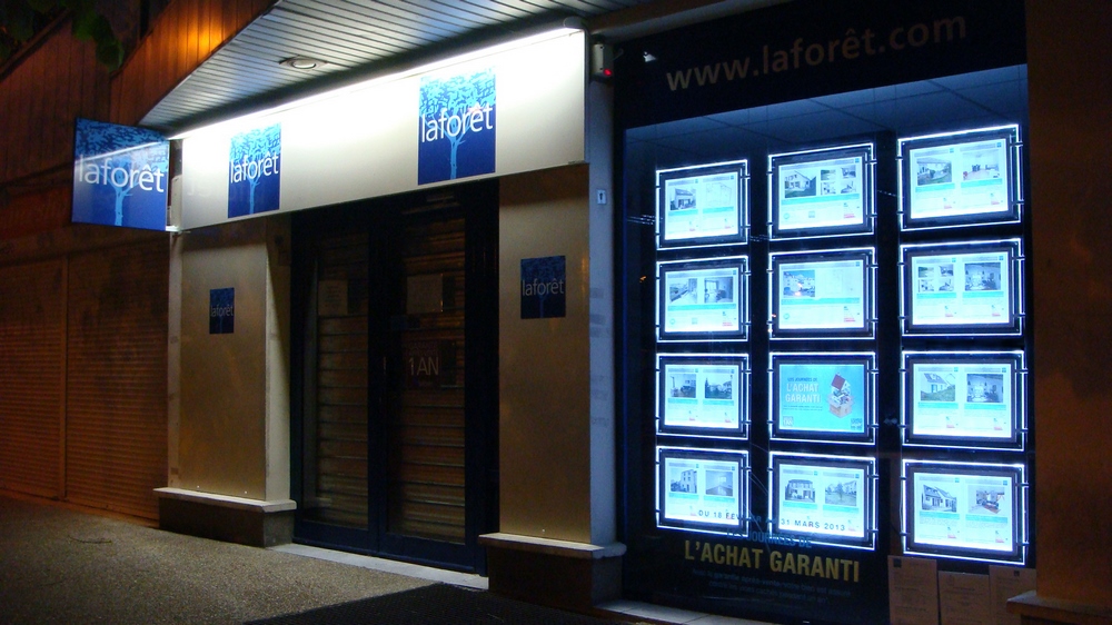 porte-affiche-led-agence immobilier-paris1