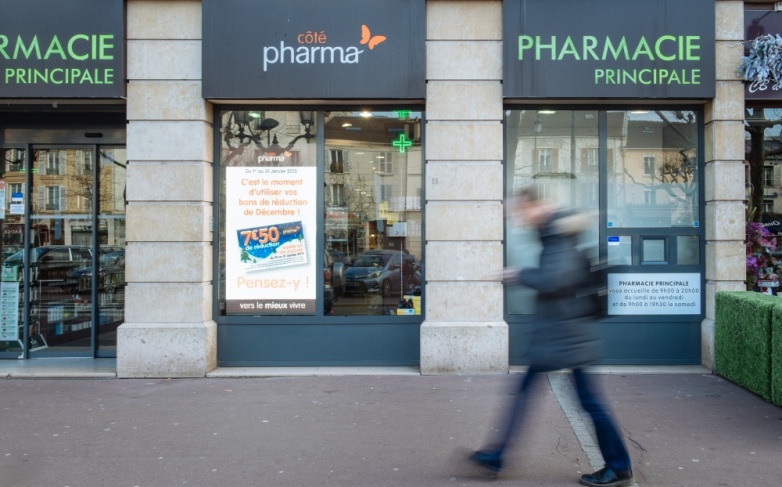 Grand écran publicitaire pour vitrine de pharmacie